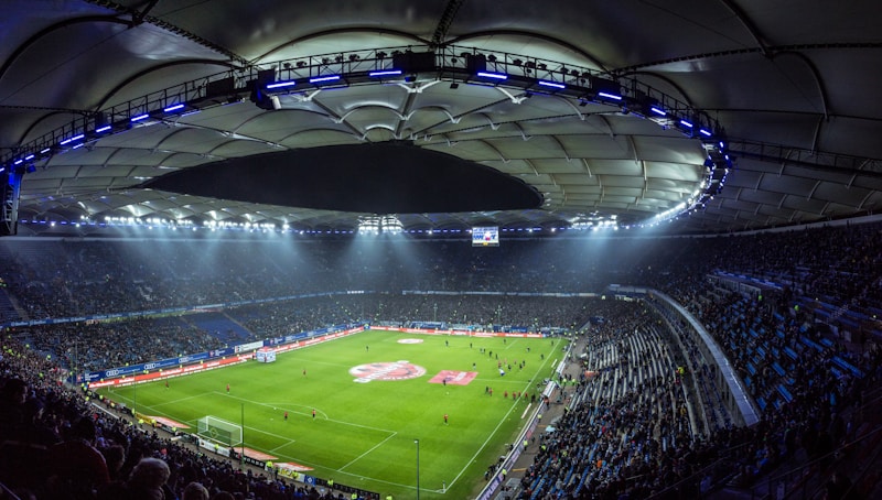 2026年美加墨世界杯抽签仪式现场，FIFA官员展示分组结果